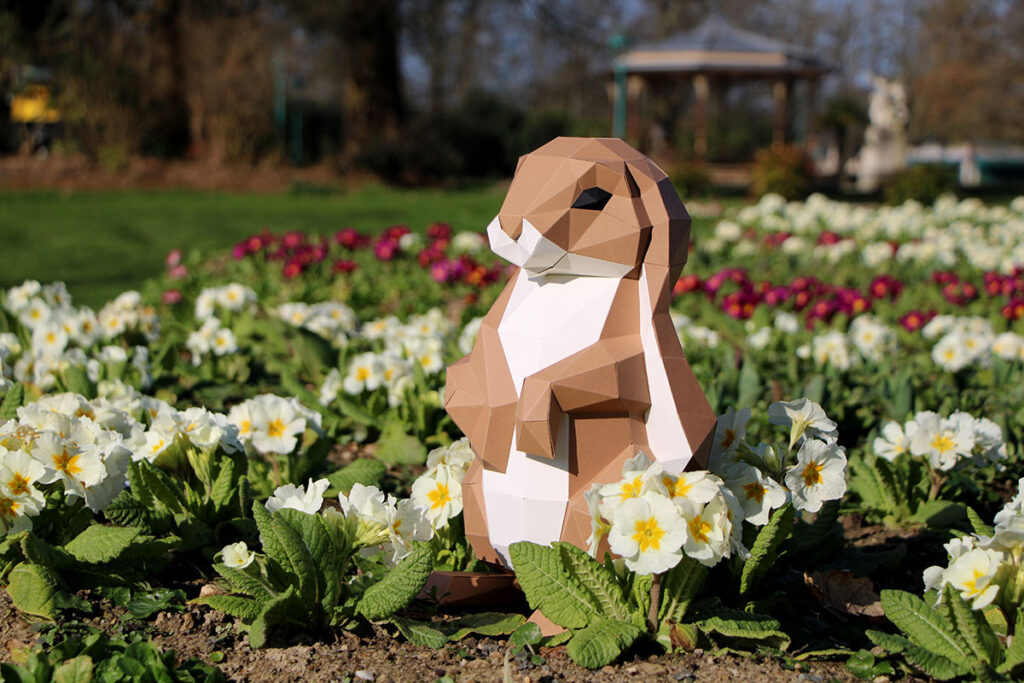 Photo origami papier lapin debout champ de fleur